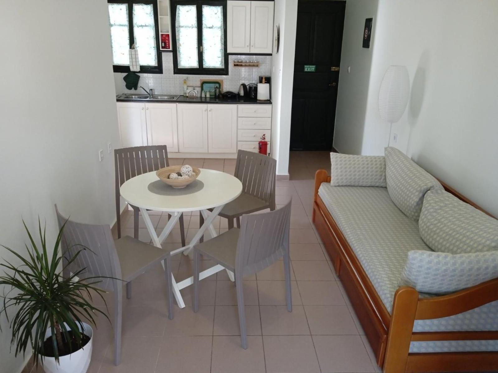 Phoeve Apt-Lovely 1-Br Rental Near The Beach Kalathas Exterior foto